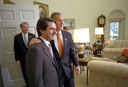 El entonces presidente de EE UU George W. Bush, recibe en el despacho oval al presidente del Gobierno espa&ntilde;ol, Jos&eacute; Mar&iacute;a Aznar, en noviembre de 2001.