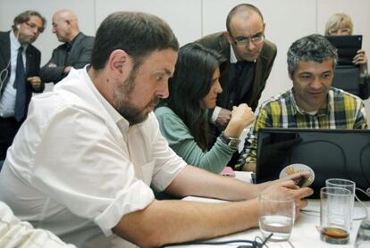 El candidato de ERC (Esquerra Republicana de Catalunya), Oriol Junqueras, sigue el recuento de votos de su partido.