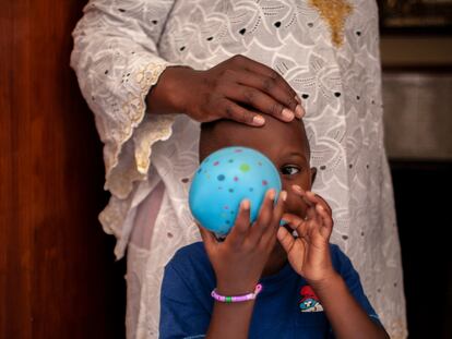 Un niño juega con un globo bajo la mano protectora de su madre en la casa familiar de la Vegueta.