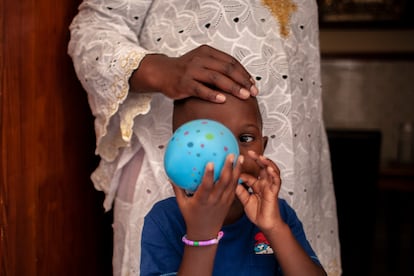 Un niño juega con un globo bajo la mano protectora de su madre en la casa familiar de la Vegueta.