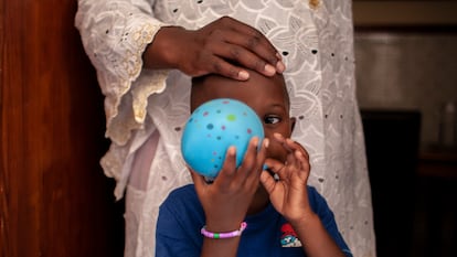 Un niño juega con un globo bajo la mano protectora de su madre en la casa familiar de la Vegueta.