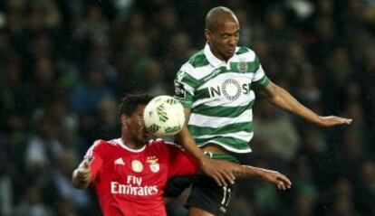 Joao Mario y Eliseu pelean por un bal&oacute;n. 