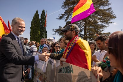 El rey Felipe saluda a familiares de republicanos.