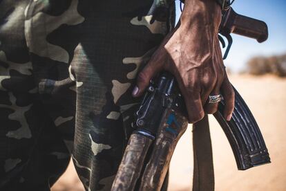 Las armas que usan los combatientes saharauis son antiguas; los uniformes, sin embargo, lucen nuevos. “Que Marruecos niegue el conflicto nos da la ventaja de llevar la iniciativa y que ellos se mantengan a la defensiva, aunque tenga mejor y más nuevo armamento”, dice Hamadi. “Las nuevas tecnologías nos han obligado a adaptarnos y extremar la seguridad”.