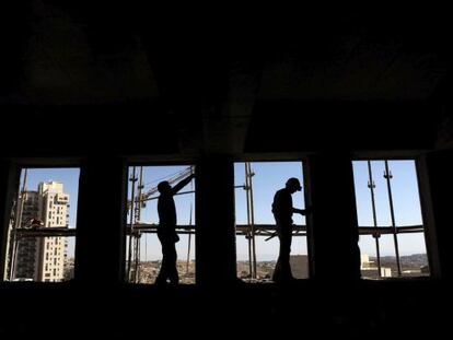 Trabajadores en un nuevo edificio de viviendas en un barrio de Jerusalén.