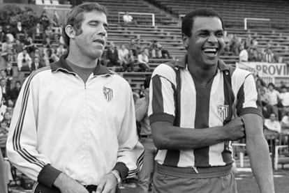 Luis Aragonés debuta como entrenador en el Atlético de Madrid en la temporada 74-75. Había disputado como jugador seis partidos de Liga, pero se retira y a partir de la jornada 10 sustituye a Juan Carlos Lorenzo en el banquillo. Estuvo en el club rojiblanco hasta 1980. Ganó una Copa (1976), una Liga, la única que ha logrado como entrenador (1997) y la Copa Intercontinental ante Independiente de Avellaneda (1975).