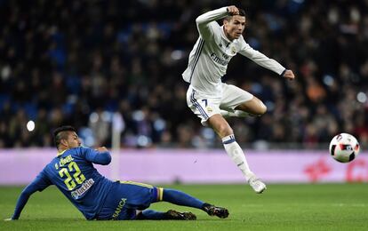 El defensor céltico Gustavo Cabral y el delantero Cristiano Ronaldo.