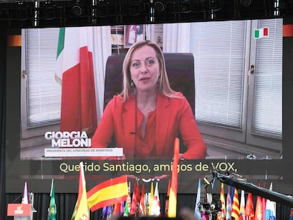 La líder ultraderechista italiana Giorgia Meloni se dirige a los simpatizantes de Vox en la fiesta del partido, Viva 22, en Madrid el 9 de octubre.