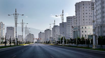 Aquí no hay nadie. El barrio de Berzengi ostenta un récord Guinness: alberga la mayor concentración de edificios de mármol blanco del mundo. Nadie camina por este barrio. Ni se divisan vehículos.