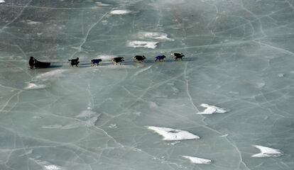 Un ‘musher’ cruza un estanque congelado entre los puestos de control Shaktoolik y Koyuk, 9 de marzo de 2014.
