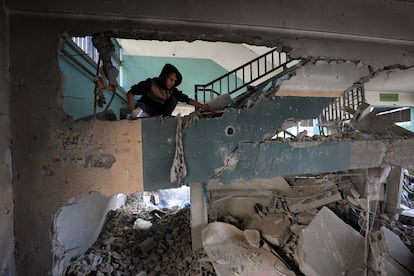 Daños causados en una escuela bombardeada por Israel en Ciudad de Gaza, este lunes.