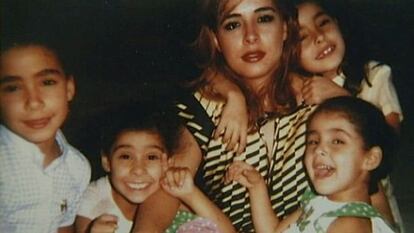 Alanoud Alfayez e suas filhas em uma foto antiga postada nas redes sociais.