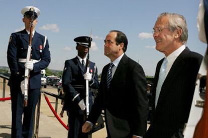 El secretario de Estado estadounidense, Donald Rumsfeld, recibe al ministro Bono en el Pentágono.