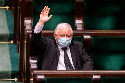 Jaroslaw Kaczynski  vota en el Parlamento polaco a favor de celebrar las elecciones presidenciales por correo.