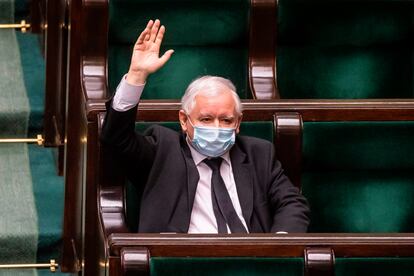 Jaroslaw Kaczynski vota en el Parlamento polaco a favor de celebrar las elecciones presidenciales por correo.