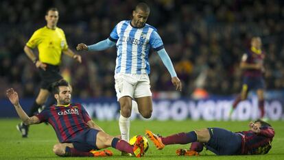 Cesc y Alba tratan de frenar el avance de Tissone.