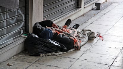 Persona sin hogar en una calle de una ciudad española.