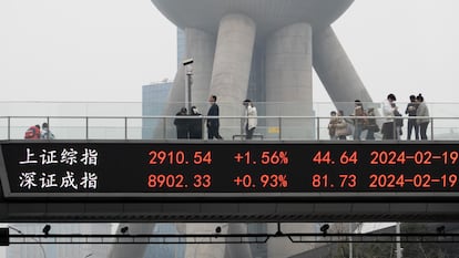 Un puente en Shanghái, con las cotizaciones de la Bolsa.