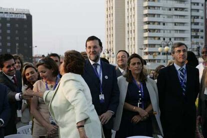 La alcaldesa de Valencia, Rita Barberá saluda al presidente de Baleares Jaume Matas (izda), en presencia del presidente del PP Mariano Rajoy y su esposa, el secretario general del PP, Angel Acebes (dcha), y el presidente de la Rioja Pedro Sanz (segunda fila),  en la Ciudad de las Artes y las Ciencias en Valencia.