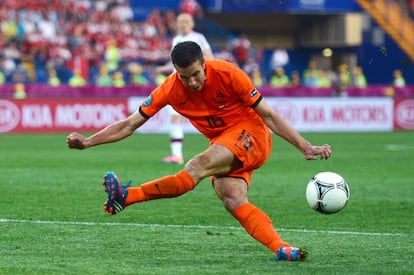 Van Persie falla una ocasión de gol durante el partido.