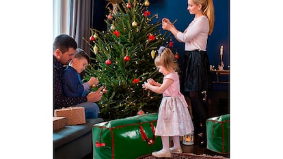Cobertura de árvore de Natal em fundo branco