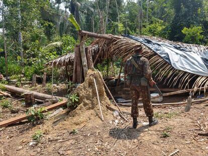 Un militar de la operación desplegada por las Fuerzas Armadas para combatir los incendios y los delitos ambientales, a finales de octubre en un lugar no precisado.