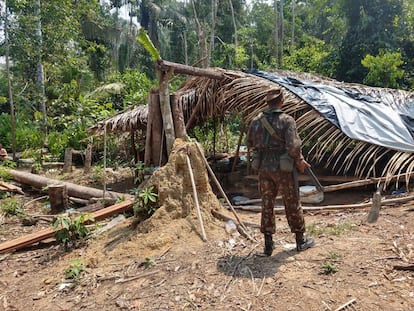 Soldado participa da operação Verde Brasil, que tenta combater queimadas, desmatamento e delitos ambientais na região da Amazônia