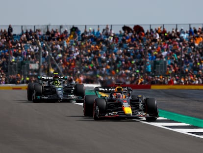 Max Verstappen, con Lewis Hamilton por detrás, en acción durante esta edición del GP de Gran Bretaña.