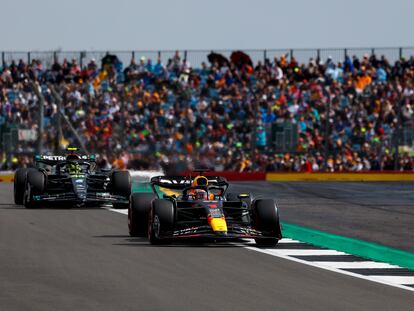 Max Verstappen, con Lewis Hamilton por detrás, en acción durante esta edición del GP de Gran Bretaña.