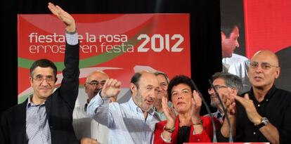 López y Rubalcaba (primeros por la izquierda), con otros dirigentes socialistas y consejeros vascos, en la Fiesta de la Rosa en Durango.