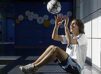 Parejo juguetea con el balón en un descanso.