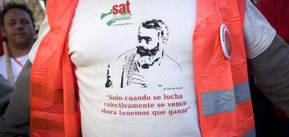 Detalle de una camiseta reivindicativa del Sindicato de Trabajadores de Andalucía en la Marcha por la dignidad.