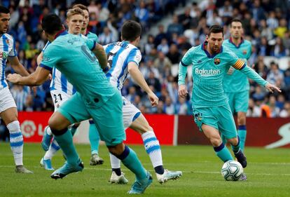 El delantero argentino Lionel Messi del Barcelona, conduce el balón ante la Real Sociedad.