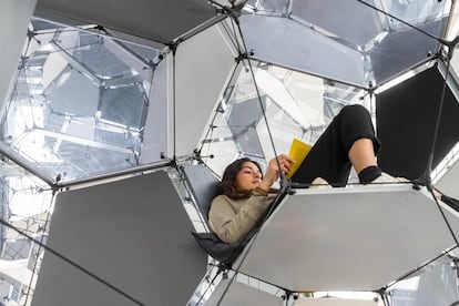 En la planta 30, visitantes pueden subir a la obra de arte transitable Cloud Cities Barcelona, de Tomás Saraceno.