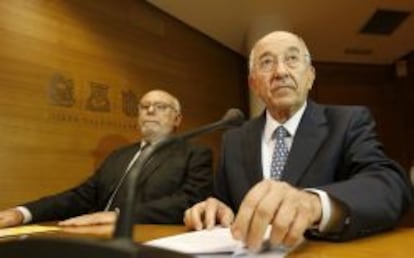 El exgobernador del Banco de Espa&ntilde;a Miguel &Aacute;ngel Fern&aacute;ndez Ord&oacute;&ntilde;ez en su comparecencia de junio de 2013 en Les Corts Valencianes