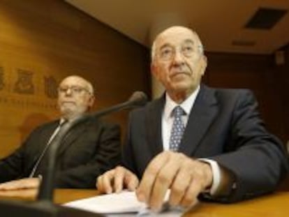 El exgobernador del Banco de Espa&ntilde;a Miguel &Aacute;ngel Fern&aacute;ndez Ord&oacute;&ntilde;ez en su comparecencia de junio de 2013 en Les Corts Valencianes