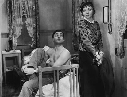 Aunque la categoría de mejor vestuario todavía no se había creado, 'Sucedió una noche', de Frank Capra, la gran triunfadora de la edición de 1934, fue la responsable de que la población masculina de los Estados Unidos dejara de llevar camiseta interior después de que Clark Gable apareciera sin esta prenda íntima en la película. La industria textil a punto estuvo de entrar en bancarrota.