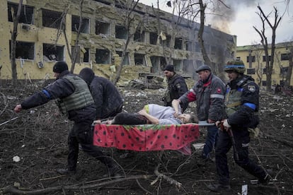 Personal de emergencias evacua a una mujer embarazada de la maternidad de Mariupol tras el ataque por parte de las fuerzas rusas, el 9 de marzo. Fue trasladada a otro centro y le practicaron una cesárea de urgencia, pero no consiguieron salvar su vida ni la del bebé.