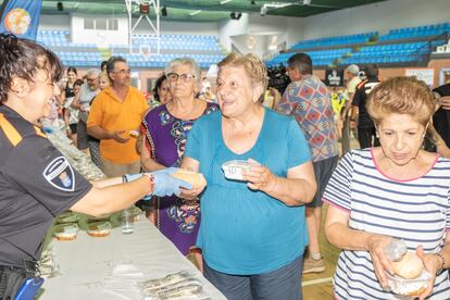 Carmelita, en la cola de la comida para almorzar, en el Polideportivo Municipal de Navalmoral de la Mata.
