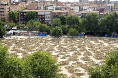 Estadio del campo de fútbol ayer, horadado por el Ayuntamiento para evitar la proliferación de chabolas como las del fondo.