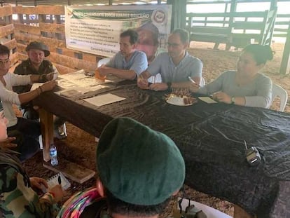 Alto Comisionado para la Paz, Danilo Rueda, se ha reunido con cuatro miembros del Estado Mayor Central de las FARC-EP, un grupo de las disidencias de la antigua guerrilla.