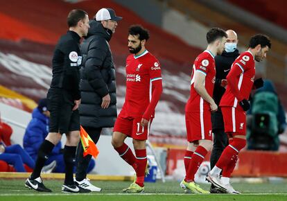 Salah en el momento de ser sustituido por Oxlade-Chamberlain.