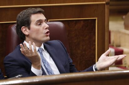 Albert Rivera reacciona durante el discurso de Rafael Hernando.