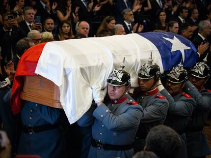 La ceremonia por el funeral de Sebastián Piñera, en la antigua sede del Congreso en Santiago.
