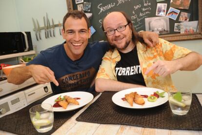 Darío Barrio y Santiago Segura, ante el plato cocinado.