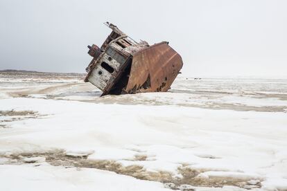 Un barco pesquero abandonado en lo que una vez fue el mar de Aral y ahora es un desierto, fotografiado en 2018.