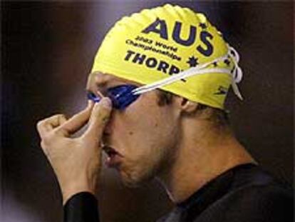 Ian Thorpe se ajusta las gafas.