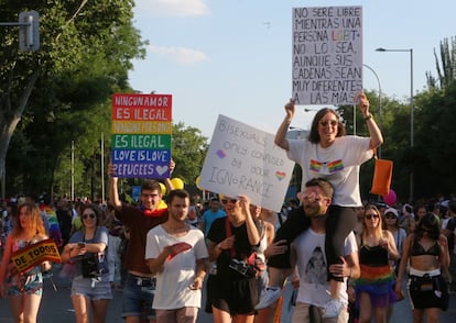 Ambiente festivo durante el desfile del Orgullo en Madrid.