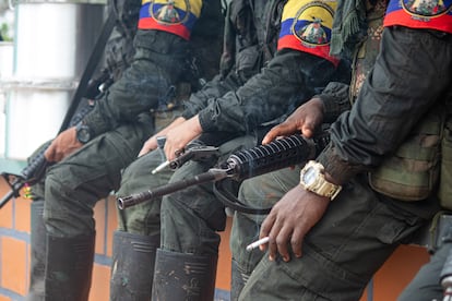 Miembros de la guerrilla de las FARC-EP sostienen armas de fuego durante durante una asamblea en San Vicente del Caguán, Colombia, el 16 de abril de 2023.