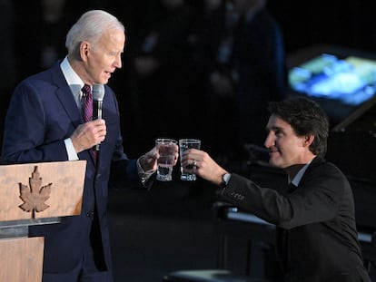 Joe Biden, presidente de EE UU, y Justin Trudeau, primer ministro canadiense, chocan un vaso de agua, este viernes.